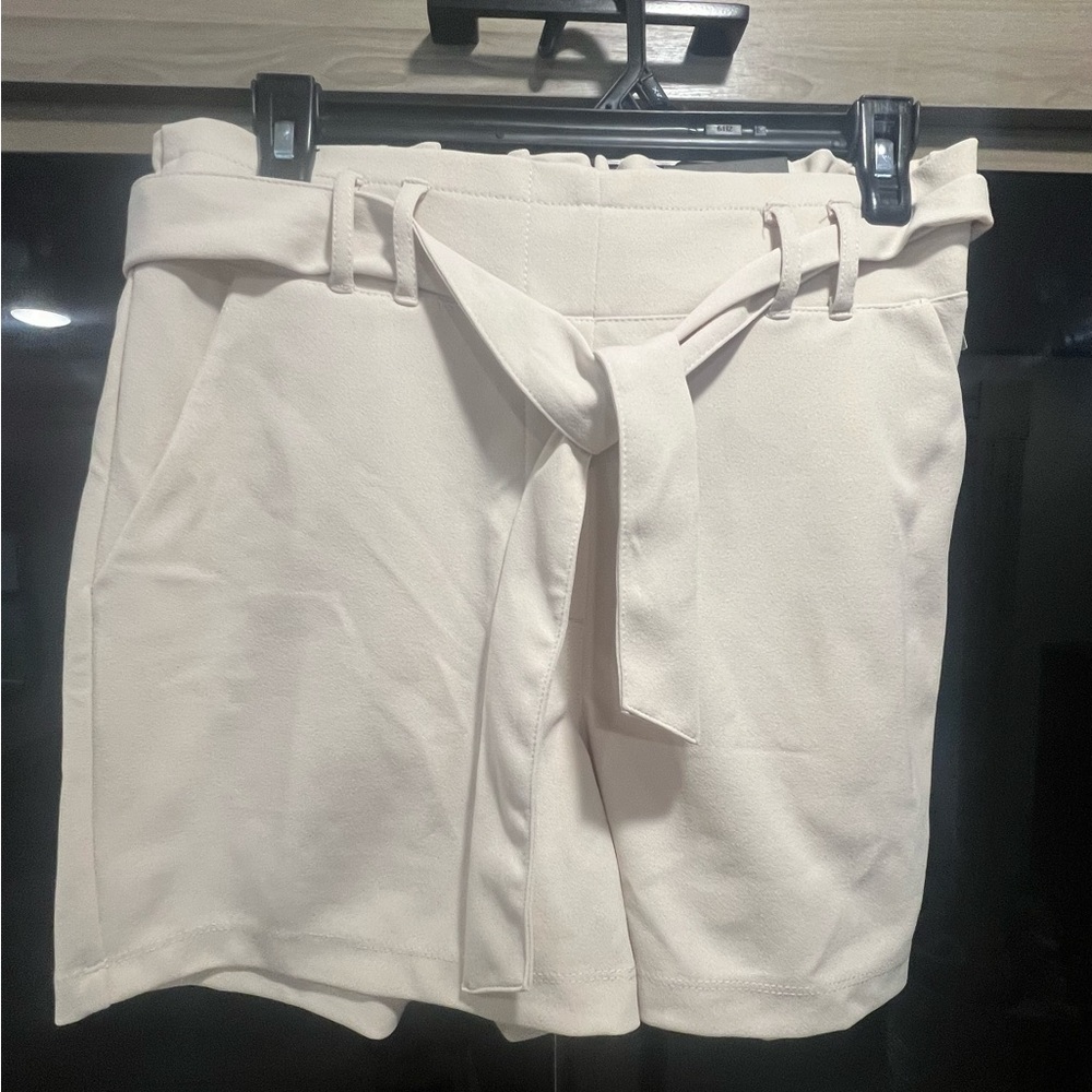 NWT !! Maurices High Waist Cream Belted Shorts, business comfy